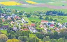  ?? FOTO: NICOLAS ARMER/DPA ?? Mehr Grün, mehr Platz: Das Leben in einem Dorf wirkt auf viele Städter verlockend.