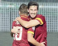  ??  ?? Sorridente Astori con Totti dopo il gol a Udine nel 2015