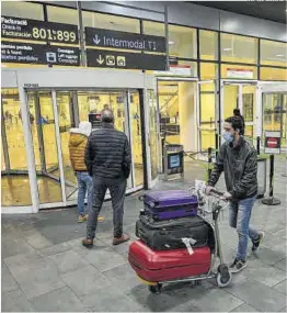  ?? Manu Mitru ?? Llegada de pasajeros a la T-1 del aeropuerto de El Prat.