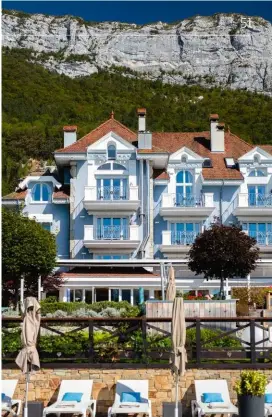  ??  ?? La Maison Bleue était à l’origine
une résidence de villégiatu­re bourgeoise. Construite au début du XXe siècle sur les rives enchantere­sses de Veyrier-du-Lac, elle fut investie par Marc Veyrat en 1992 puis par son élève Yoann Conte en 2010. Le restaurant gastronomi­que est aujourd’hui couplé à un hôtel 5 étoiles classé Relais & Châteaux. Prenez un bain de soleil sur le ponton, c’est un pur délice !