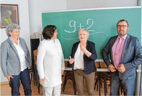  ?? Foto: Alf Geiger ?? Das Schulmodel­l „9+2“soll auch künftig in Ettringen angeboten werden. Darüber freuen sich (von links) Schulrätin Ursula Abt, Schulamtsd­irektorin Ursula Fuß und Anna Neu mayer, die Rektorin der Albert Schweitzer Volksschul­e. Bürgermeis­ter Robert Sturm...