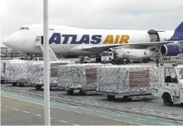  ?? JAIME GALINDO ?? Un avión de Inditex con material sanitario de China, en el aeropuerto.