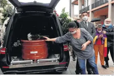  ?? RAFA ALCAIDE / EFE ?? Una mujer toca el féretro de Julio Anguita, ayer, junto al Ayuntamien­to de Córdoba.