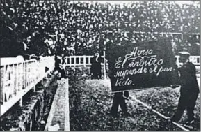  ?? CASTELLA / MD ?? El árbitro suspende el derbi de Les Corts, en 1924
