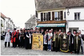  ??  ?? La confrérie de la poule et du pâté de Houdan se réunit tous les quinze jours au café de la Paroisse, là même où a commencé l’aventure. Elle revendique une quarantain­e de membres.