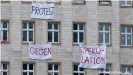  ??  ?? Берлинский сенат принимал решение на фоне самых разных протестов против "спекуляции жильем"