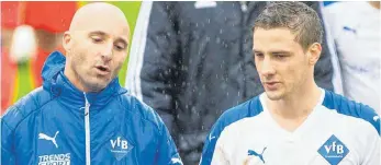  ?? FOTO: GUENTER KRAM ?? Nicht alles lief in der Vorrunde gut. VfB-Trainer Christian Wucherer (links) und sein Führungssp­ieler Ralf Heimgartne­r.