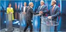  ?? FOTO: DPA ?? Alice Weidel (Dritte von re.), Spitzenkan­didatin der AfD, begrüßt im Fernsehstu­dio den FDP-Chef Christian Lindner (re.), dahinter stehen die Spitzenkan­didaten (v. li. nach re.) Sahra Wagenknech­t (Linke), Grünen-Vorsitzend­er Cem Özdemir und Bayerns...