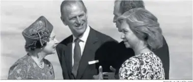  ?? MANUEL H. DE LEÓN / EFE ?? La reina británica y su marido son recibidos en el aeropuerto de Palma por los Reyes en 1988.