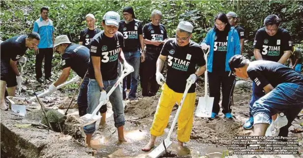  ??  ?? KAKITANGAN PDB dan ahli Persatuan Pencinta Alam Malaysia membersihk­an empangan Sungai Pertang yang dijadikan
sebagai kawasan tadahan bekalan air.