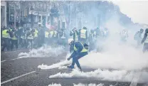  ?? PHOTO: GETTY IMAGES ?? Return service . . . Protesters throw teargas canisters back at police during the demonstrat­ion on Saturday.