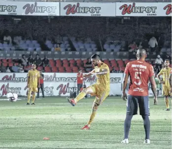  ?? /IMAGO7 ?? El francés André-Pierre Gignac fue abucheado por anotar un gol.