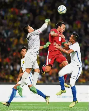  ??  ?? Safety first: Malaysia goalkeeper Muhammad Haziq Nadzli punching the ball in the semi-final match against Indonesia on Saturday.