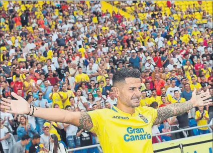  ?? FOTO: EFE ?? Víctor Machín, Vitolo, fue aclamado por varios miles de seguidores de la U.D. Las Palmas cuando salió al césped del Estadio Gran Canaria