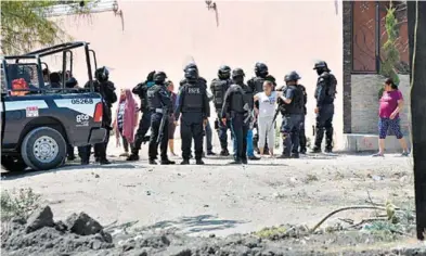  ??  ?? Los habitantes dijeron que en la calle eran acompañado­s en todo momento por elementos estatales