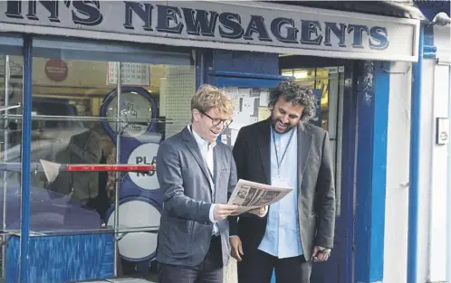  ?? JOSS BARRATT ?? Josh Widdicombe and Nish Kumar check out their stories in Hold The Front Page