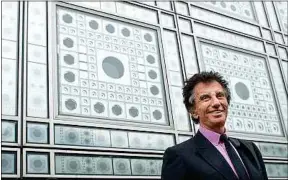  ??  ?? Jack Lang (ici en 2015) devant l’Institut du monde arabe, à Paris.