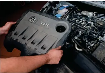  ?? FOTO: DPA ?? Vom Abgas-Skandal ist unter anderem der Dieselmoto­r vom Typ EA189 betroffen. 60.000 Verfahren hängen noch an und könnten für Volkswagen teuer werden.