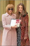  ?? AFP ?? FELIZ. Anna Wintour con su hija Bee y su condecorac­ión.