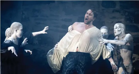  ?? FOTO: SOILAPUURT­INEN ?? RäTTMäTIGT STRAFF. Don Giovanni (Waltteri Torikka) dras ned i helvetet av en grupp kvinnliga vålnader i Paul-Emile Fourys regi i Nyslott.