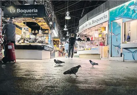  ?? ANA JIMÉNEZ ?? Unas cuantas aves, paseando por los pasillos del barcelonés mercado de la Boqueria