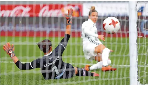  ?? FOTO: GUNNARSSON/DPA ?? Nationalsp­ielerin Svenja Huth (rechts) trifft zum 1:0. Die isländisch­e Torfrau Gudbjörg Gunnarsdot­tir ist chancenlos.