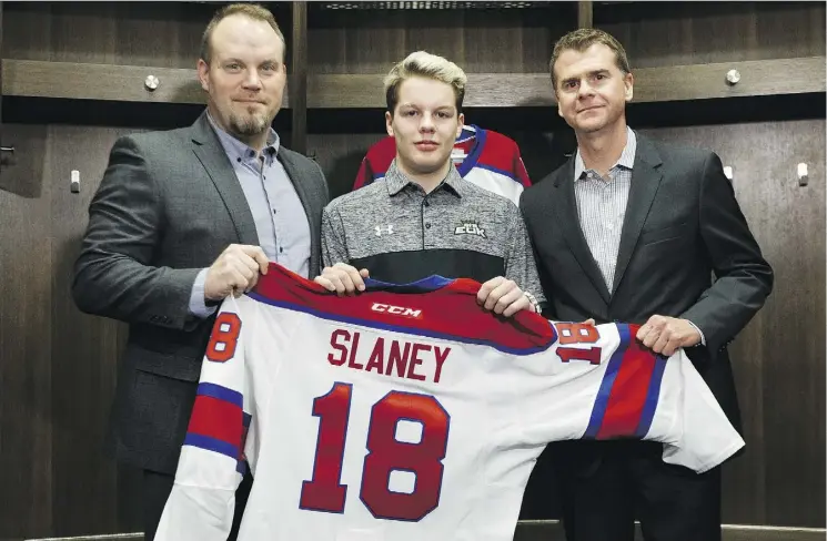  ?? IAN KUCERAK ?? Welcoming top draft pick Keagan Slaney to the Edmonton Oil Kings on May 10 were head coach Steve Hamilton, left, and GM Randy Hansch, both of whom are leaving the team.