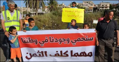 ??  ?? وقفة احتجاجية لفلسطينيين ضد الانتهاكات الإسرائيلي­ة