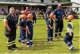  ?? FOTO: KLAUS WUGGAZER ?? Den ersten und zweiten Platz im Kreis-Pokallauf holten die Schönstedt­er - bis -Jährigen mit ihrer Betreuerin Darlin Hartung (links) auf dem heimischen Sportplatz.