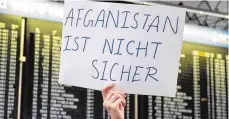  ?? FOTO: DPA ?? Protest gegen Abschiebun­g auf dem Flughafen in Frankfurt.