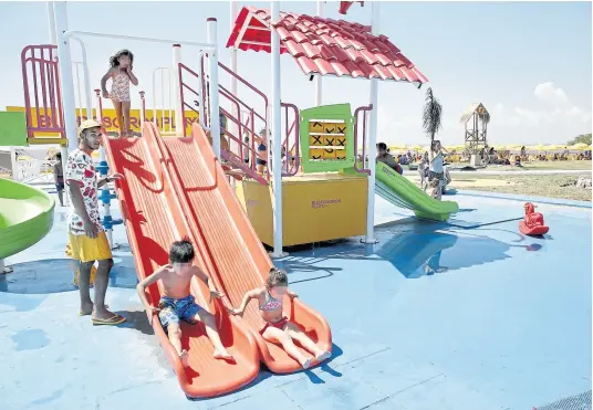  ?? santiago filipuzzi ?? Pasado el mediodía, apenas unos manchones de agua rodeaban los toboganes acuáticos en el Parque de los Niños