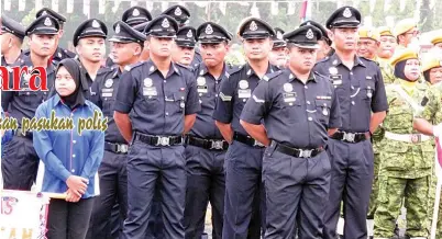  ??  ?? SEBAHAGIAN anggota polis IPD Beluran yang turut menyertai perbarisan Hari Kebangsaan dan Hari Malaysia 2016 daerah Beluran.