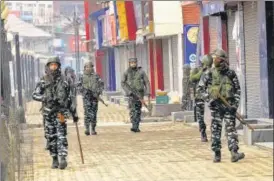  ?? WASEEM ANDRABI/ HT ?? Paramilita­ry personnel patrol during a strike in Lal Chowk, Srinagar, on February 11.