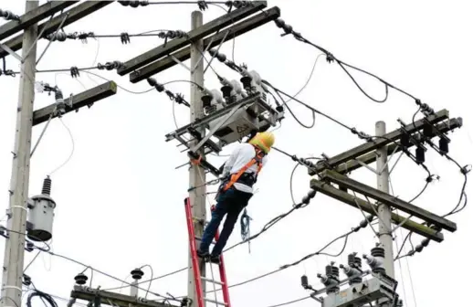  ?? FOTO: MELVIN CUBAS ?? LABOR. Un empleado de la Enee realiza mantenimie­nto en la red eléctrica.