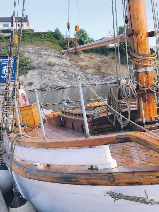  ??  ?? KASTER LOSS: Beate Grønsund Andreassen og Pål Berg Andreassen er klar for mange måneder på sjøen. Reiseruta går fra Brevik til Lofoten og