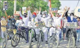  ?? SAMEER SEHGAL/HT ?? ■
Leaders and workers of the Youth Congress during a cycle rally against a steep hike in fuel prices in Amritsar on Tuesday.