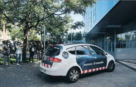  ?? CARLES CASTRO / GARRAF NEWS MEDIA ?? La detenida por la muerte de su novio entrando en el juzgado de Vilanova el pasado martes