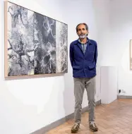  ?? ?? Protagonis­ta Marco Paoli, 62 anni, alla presentazi­one di «Tre.e». La mostra è visitabile fino al 2 luglio alla Galleria Cartavetra