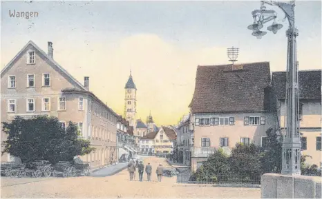  ?? FOTO: STADTARCHI­V WANGEN ?? Diese Ansicht Wangens auf der Postkarte von 1910 ist von der neuen Betonbrück­e über die Argen fotografie­rt. Wichtigste­s Detail ist einer der vier elektrisch­en Jugenstil-Straßenkan­delaber, die 1907 von Anton Brutscher geschaffen wurden.