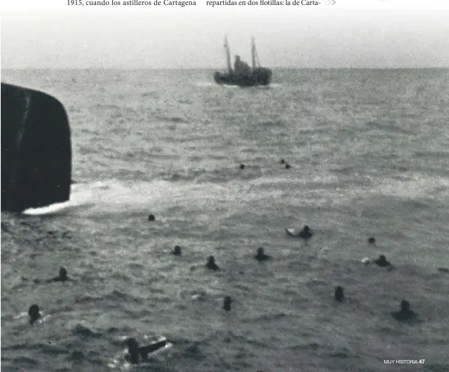  ??  ?? LA TRAGEDIA DEL B- 6.En la foto, los supervivie­ntes del hundimient­o de este otro sumergible, “hermano” del B-5, nadan hacia el destructor Velasco de la flota franquista, el 19 de septiembre de 1936.