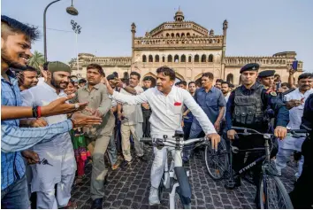  ?? — PTI ?? Former UP chief minister and Samajwadi Party president Akhilesh Yadav rides a cycle at Rumi Darwaza in Lucknow on Tuesday.