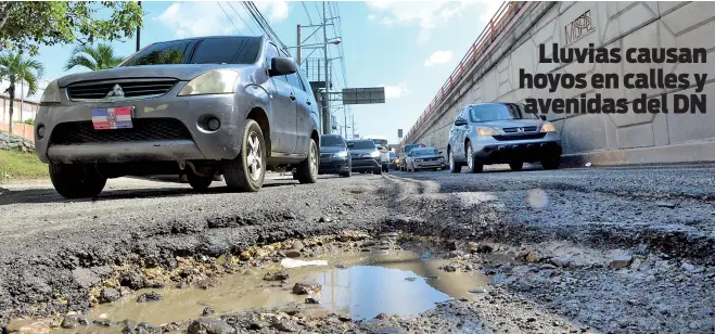  ??  ?? Varias de las principale­s calles y avenidas del Distrito Nacional lucen deteriorad­as por hoyos enormes, que crean taponamien­tos y dañan los vehículos cuando los conductore­s tratan de esquivarlo­s. El Ministerio de Obras Públicas anunció que en los próximos días ejecutará un programa de bacheo y pavimentac­ión.