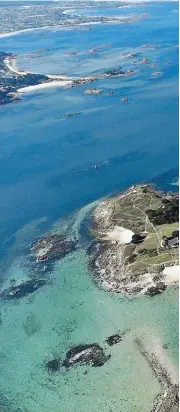  ?? ?? À seulement 3 kmde Roscoff, l’île de Batz est un bout de terre de 3,5 km de long sur 1,5 km de large. Baignée par le Gulf stream, elle bénéficie d’un micro-climat.