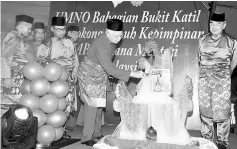  ??  ?? Najib knocking the ice-replica at the opening of the Bukit Katil Umno Division delegates conference at the Melaka Internatio­nal Trade Centre, Ayer Keroh. - Bernama photo