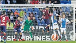  ??  ?? DECISIVO. Ramis marcó así el tanto que le dio los tres puntos al Eibar.