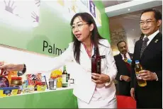  ??  ?? Product variety: Kok at the Palm Oil Trade Fair and Seminar in Kuala Lumpur. Looking on is MPOC chairman Datuk Lee Yeow Chor with Dr Kalyana in the background. By JESSIE LIM lym.jessie@thestar.com.my