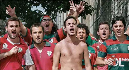  ?? Eduardo Knapp/Folhapress ?? Torcedores da Portuguesa chegam ao estádio da rua Javari para partida contra o Juventus, pela 2ª divisão do Paulista