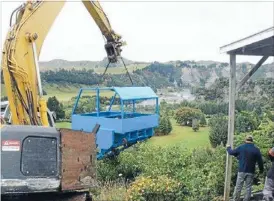  ?? Photo: RANGATIRA GOLF CLUB ?? Drop in: Rangatira’s
famous cable car and new two- rope system are craned into position on
the Rangitikei River cliff golf course.