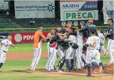  ?? /TWITTER CARIBES ?? Caribes de Anzoátegui celebran tras clasificar el martes a la final de la Liga Venezolana.