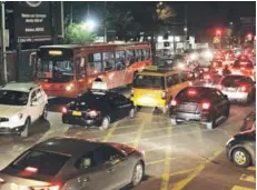  ?? FOTO:JOSE LUIS MUÑOZ ?? La esquina de Tobalaba con Quilín presenta tacos que afectan al transporte de superficie.